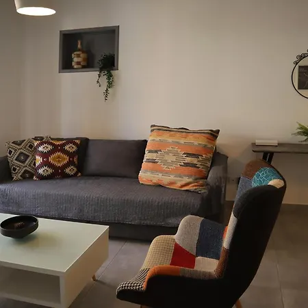 Alex's Vacation - 100m From The - 6 Guests Apartment Paphos